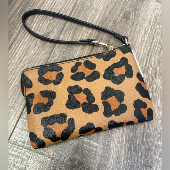 Coach wristlet / wallet in Cheetah print NWT from pet and smoke free home - Picture 6 of 15